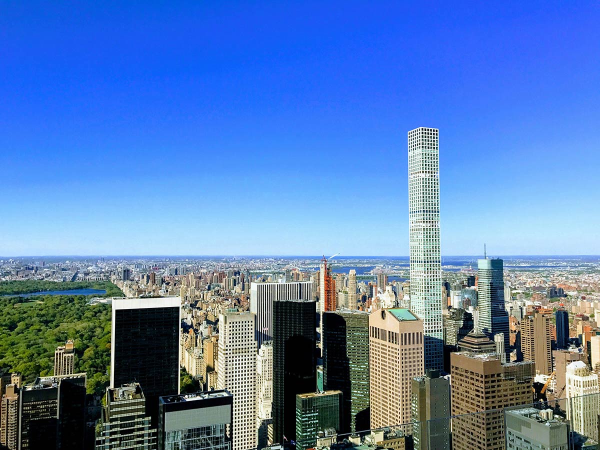 På bildet ser vi en panoramautsikt over New York City, med Central Park i bakgrunnen og moderne skyskrapere i forgrunnen, noe som tiltrekker de som vurderer å flytte til USA.