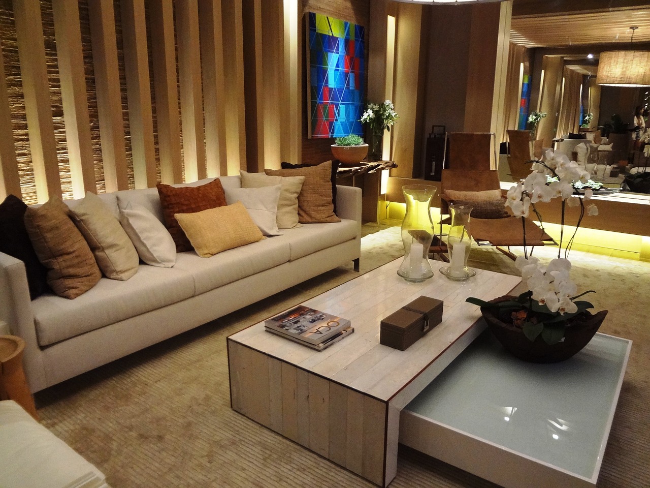 På bildet er det avbildet en stue som er møblert i en moderne stil med en stor sofa og et unikt salongbord, noe som fremhever en elegant og komfortabel design.